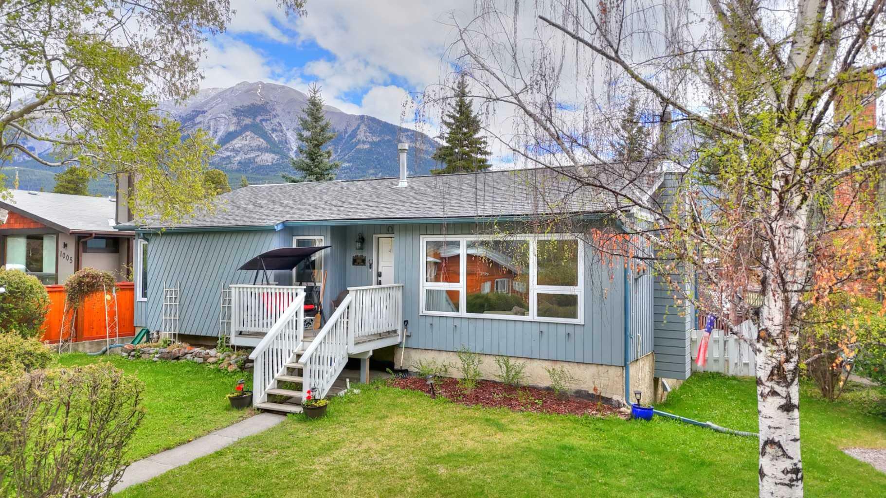 Property Photo: 1001 9 Avenue AB T1W 1Z5