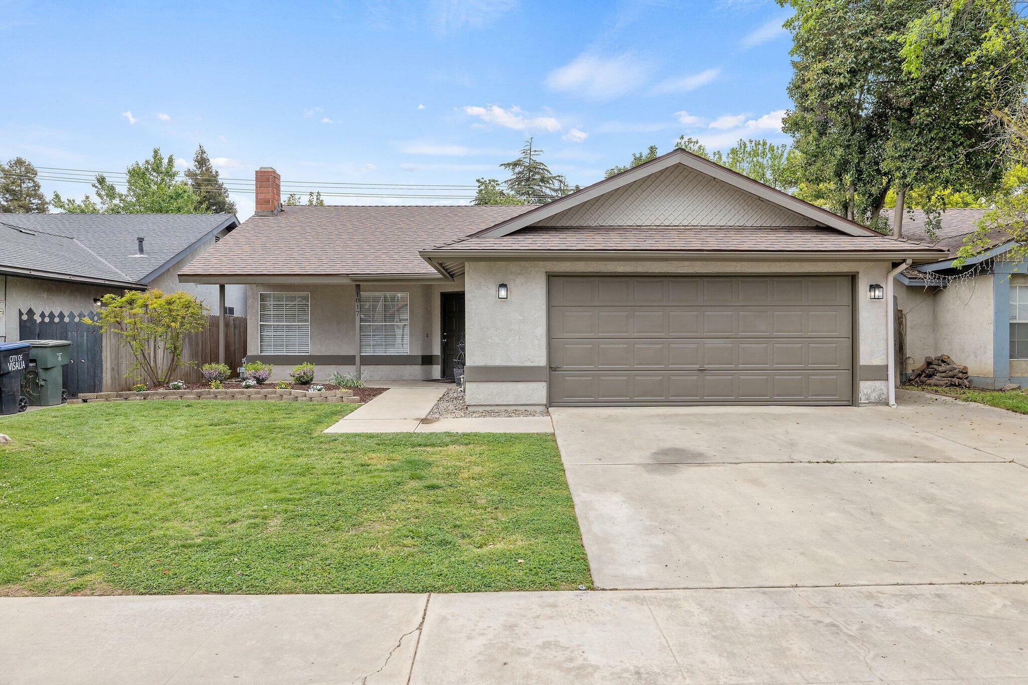 Property Photo: 1017 N Oakwood Court CA 93291
