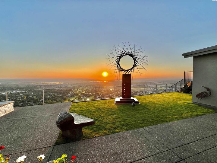 Property Photo:  2616 Falcon Ln  WA 99352 