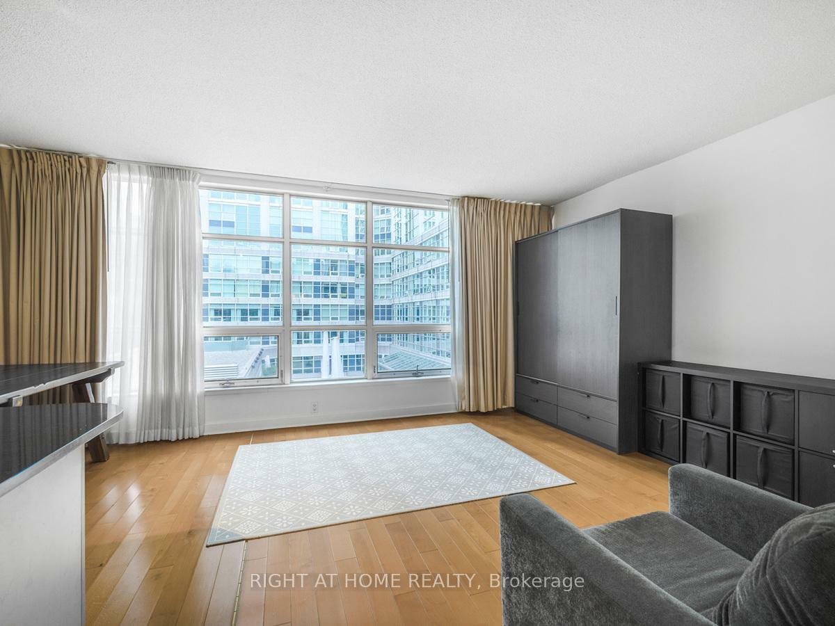 Property Photo: 350 Wellington Street W 425 ON M5V 3W9