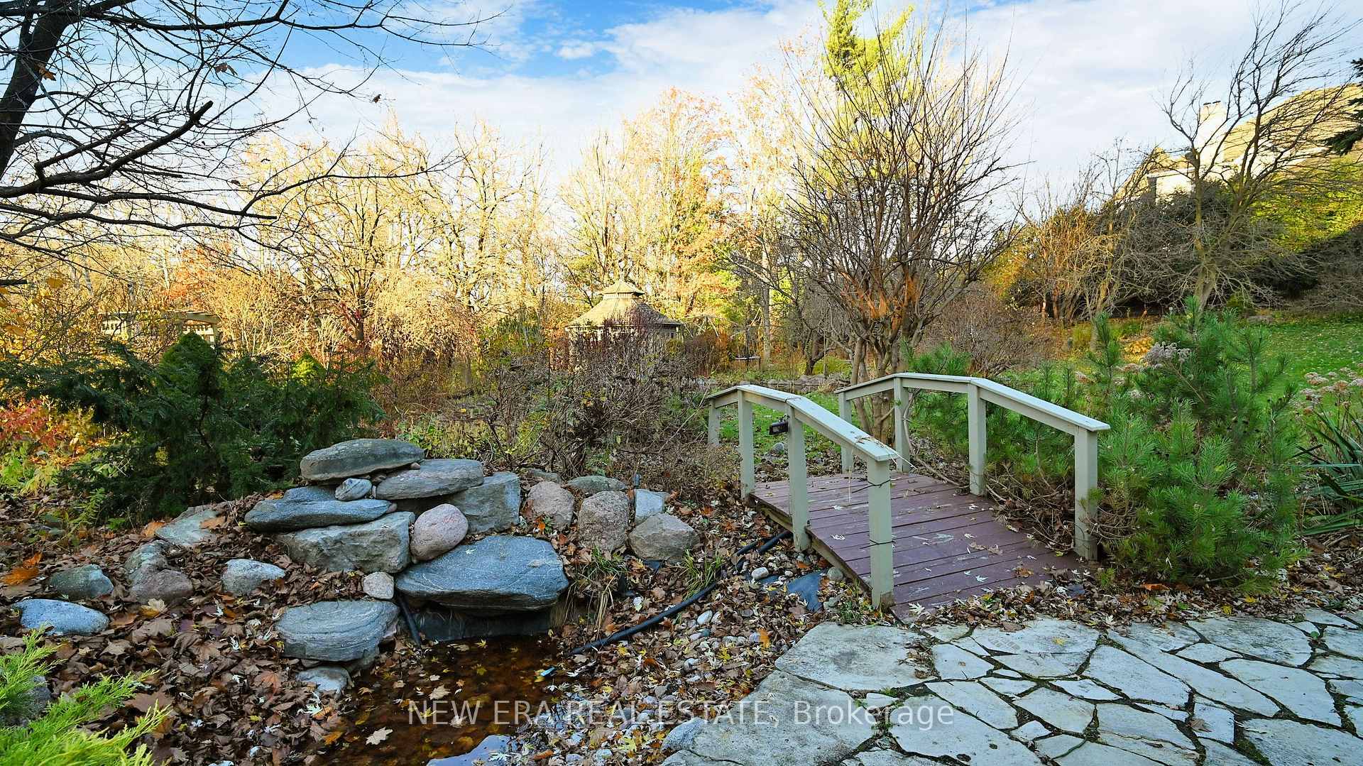 Property Photo: 716 Woodland Acres Crescent ON L6A 1G2