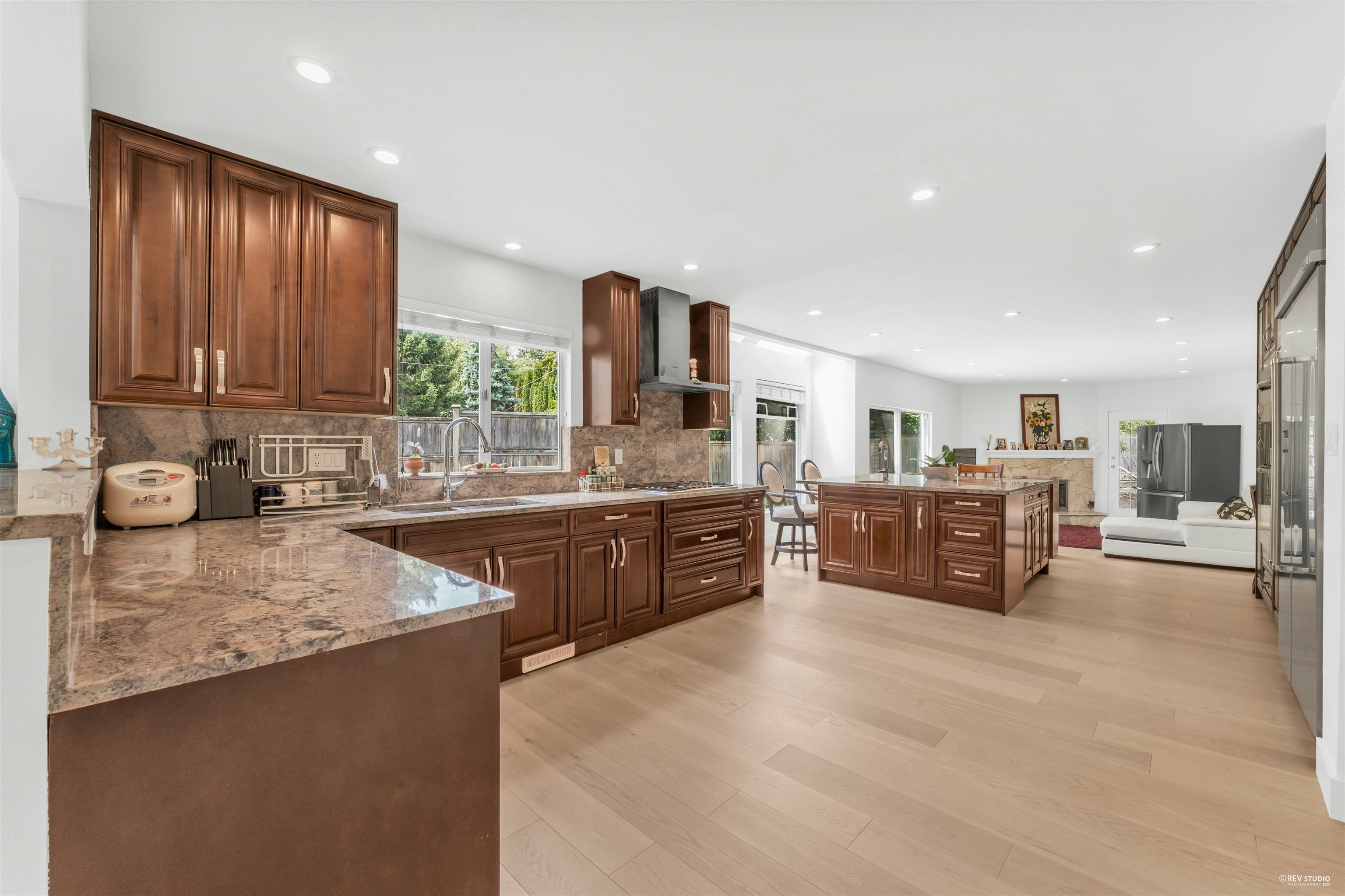 Property Photo: 441 Inglewood Avenue BC V7T 1X2