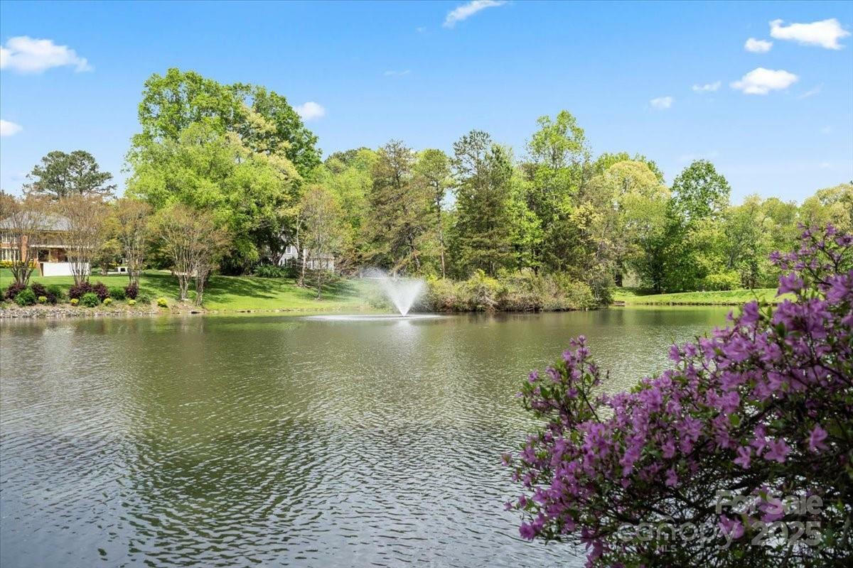 Property Photo: 1618 Heatherloch Drive NC 28054