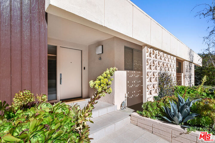 Property Photo:  3344 Alginet Dr  CA 91436 