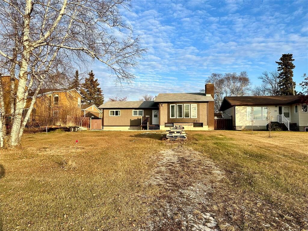 Property Photo: 1111 Halcrow Avenue MB R9A 1L1