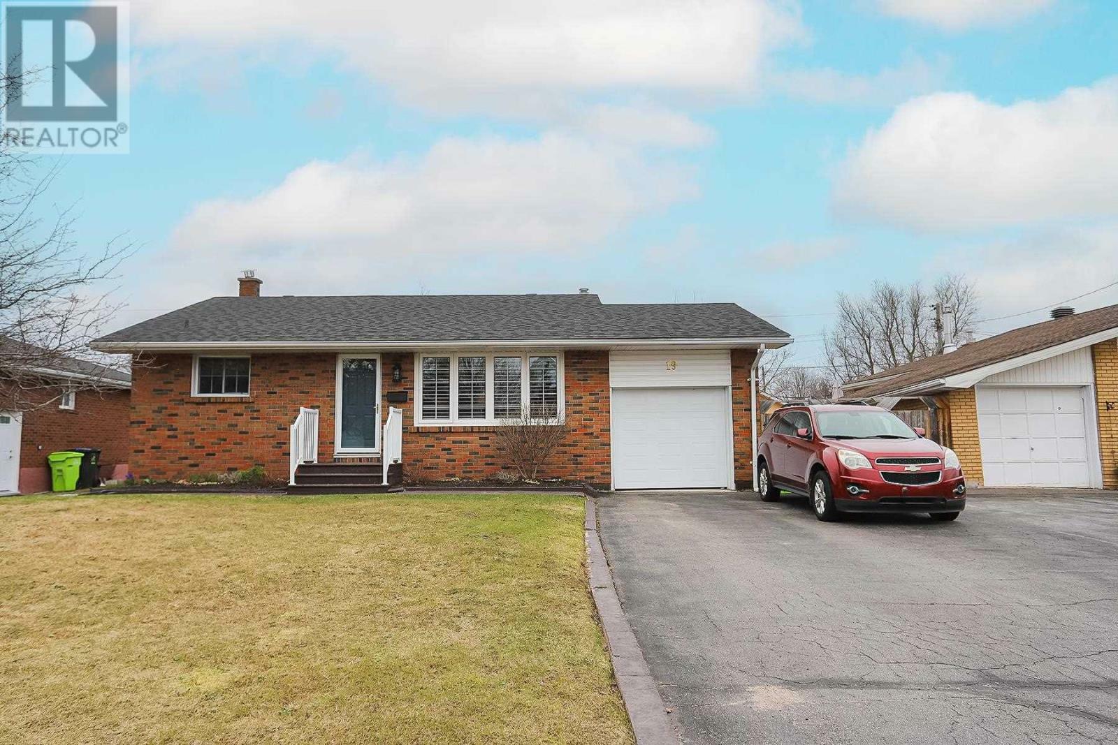 Property Photo: 19 Pretoria Hl ON P6C 5B9