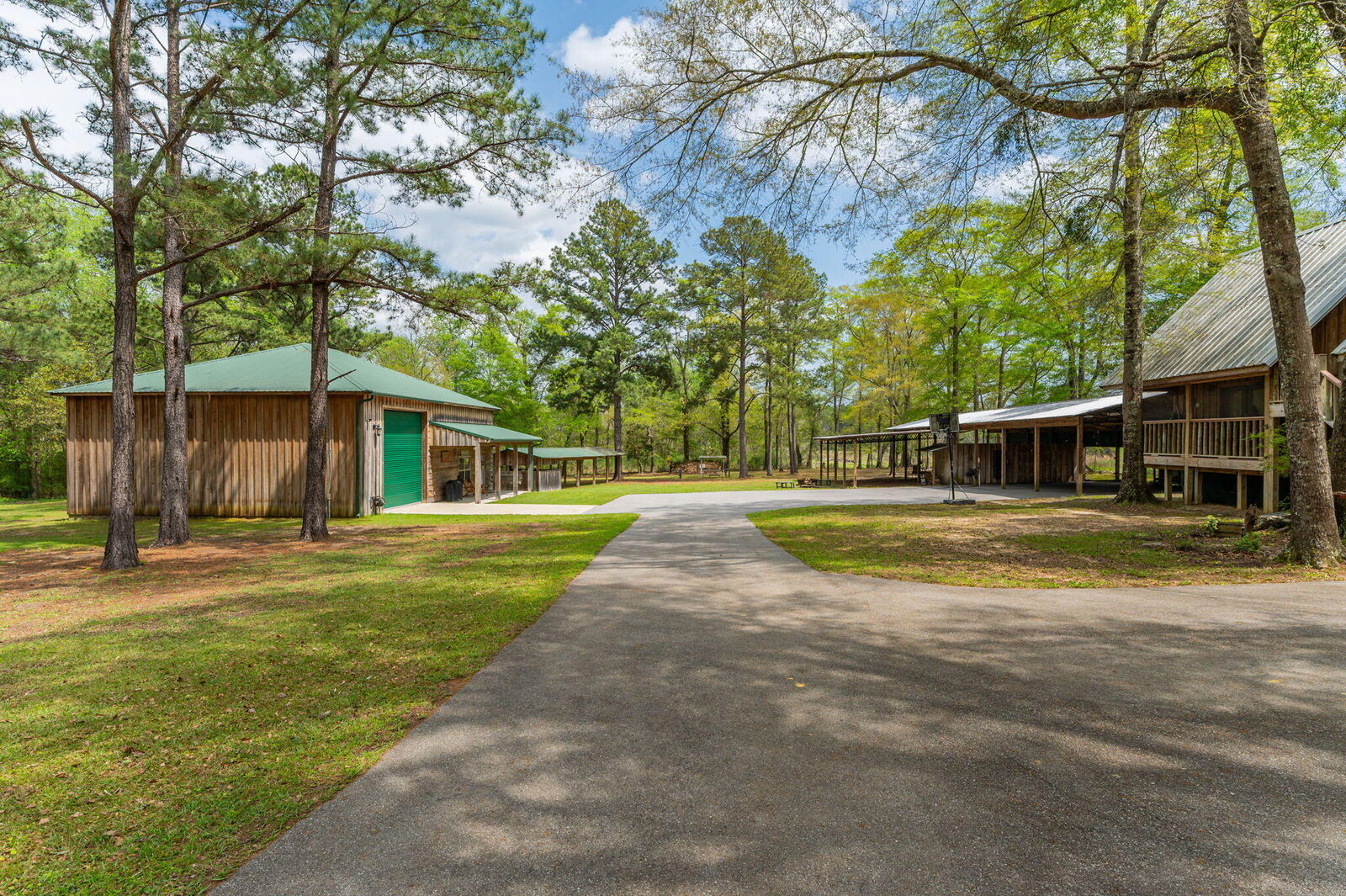 Property Photo: 8109 Hwy 189 FL 32531