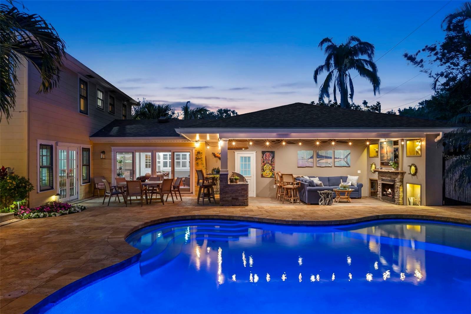 Property Photo: 556 21st Avenue NE FL 33704