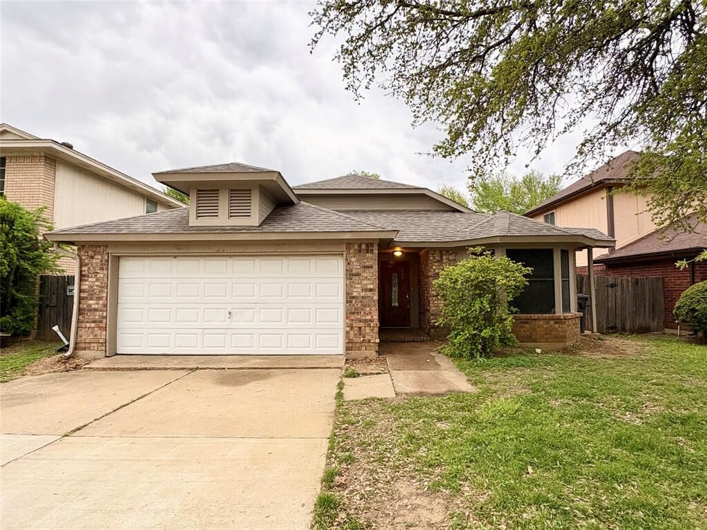 Property Photo: 2211 Woodland Oaks Drive TX 76013