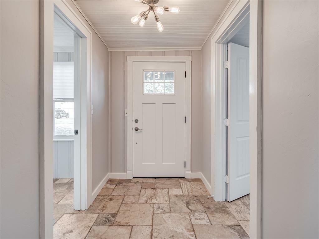 Property Photo: 1016 E Edwards Street OK 73034