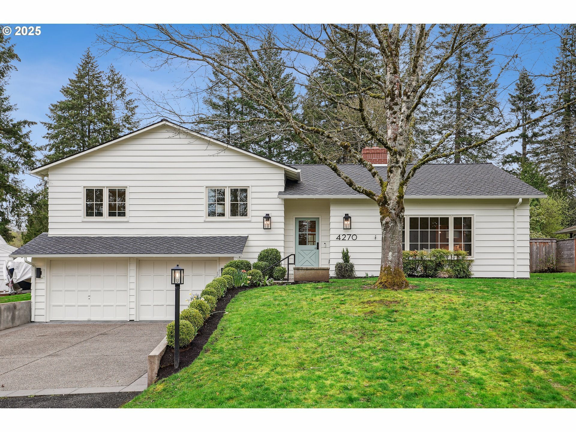 Property Photo: 4270 SW Parkview Ave OR 97225