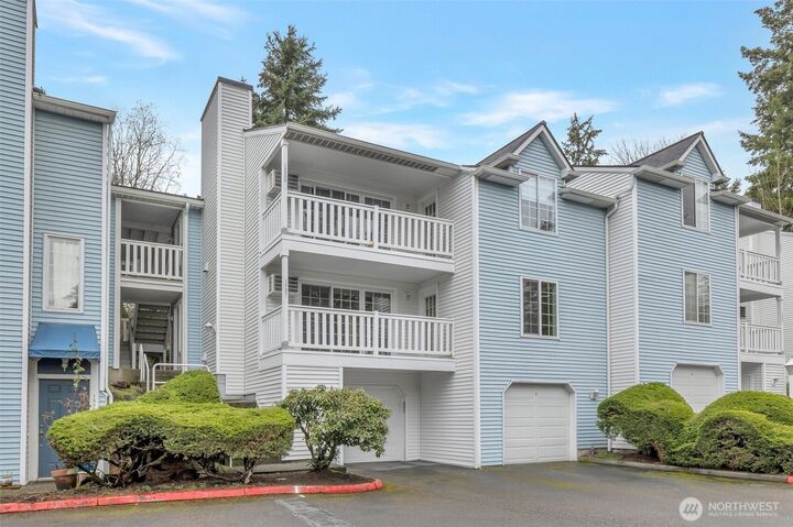 Property Photo: 12300 SE 41st Lane SE 24 WA 98006