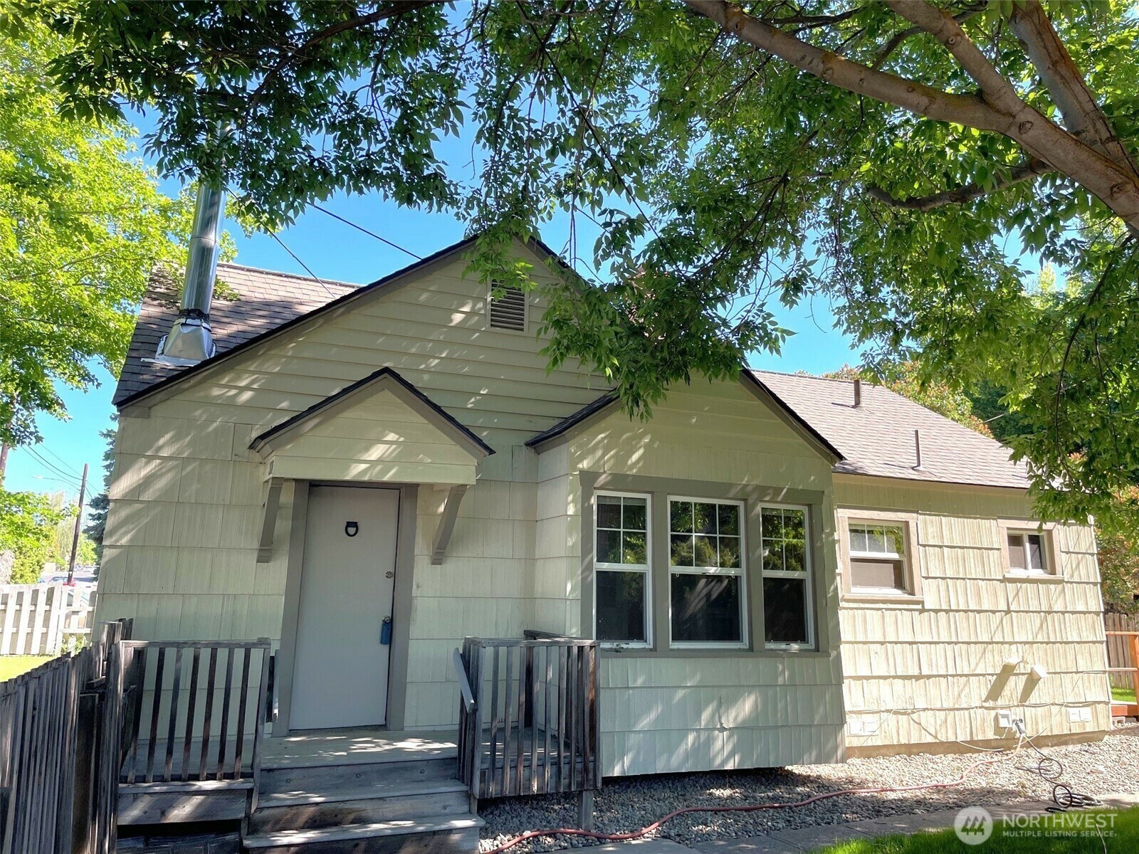 Property Photo: 302 -302 1/2 S Walnut Street WA 98926