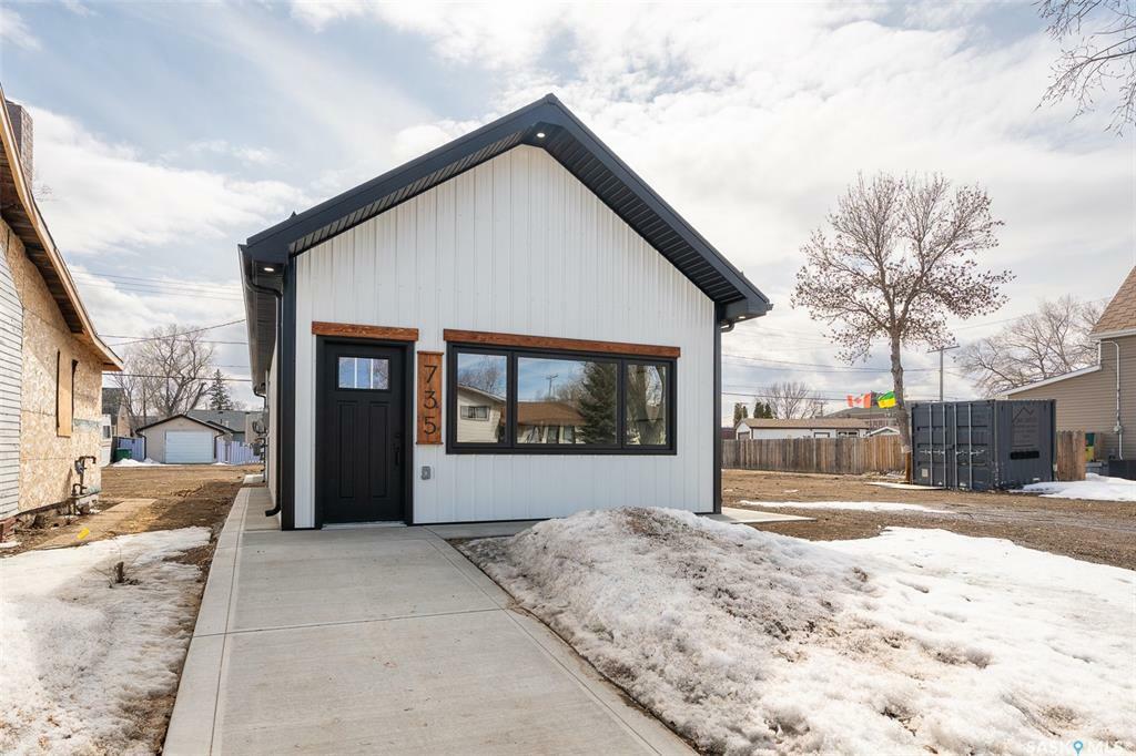 Property Photo: 735 Hochelaga Street E SK S6H 0P9