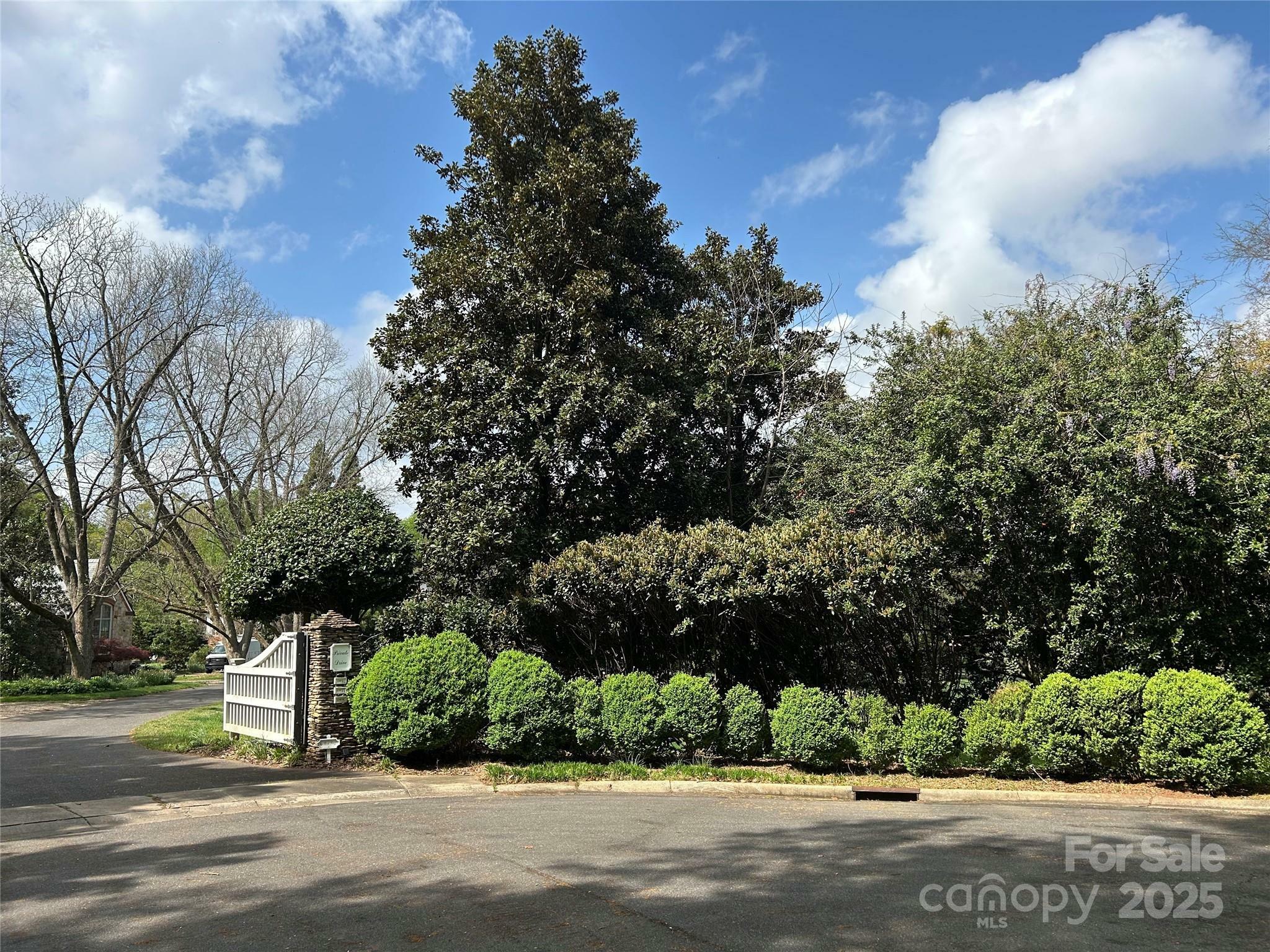 Property Photo: 4811 Pellyn Farm Court NC 28226