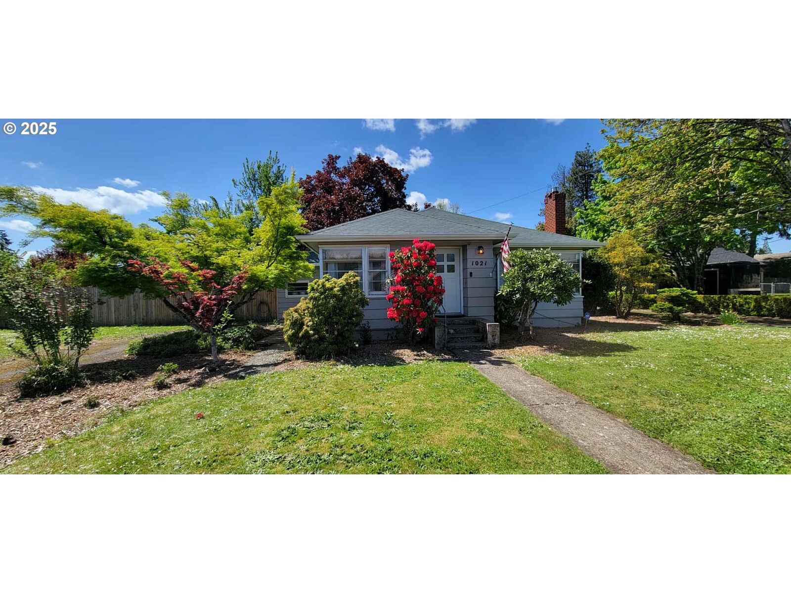 Property Photo:  1021 S 6th St  OR 97424 