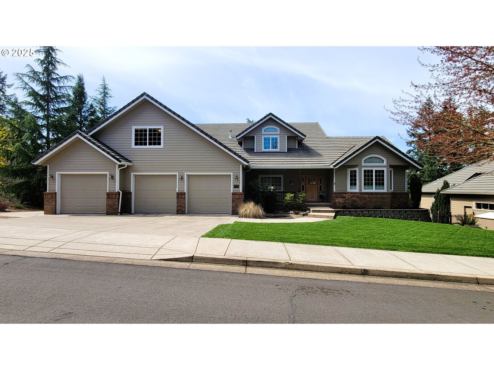 Property Photo:  3023 Skyview Ln  OR 97405 