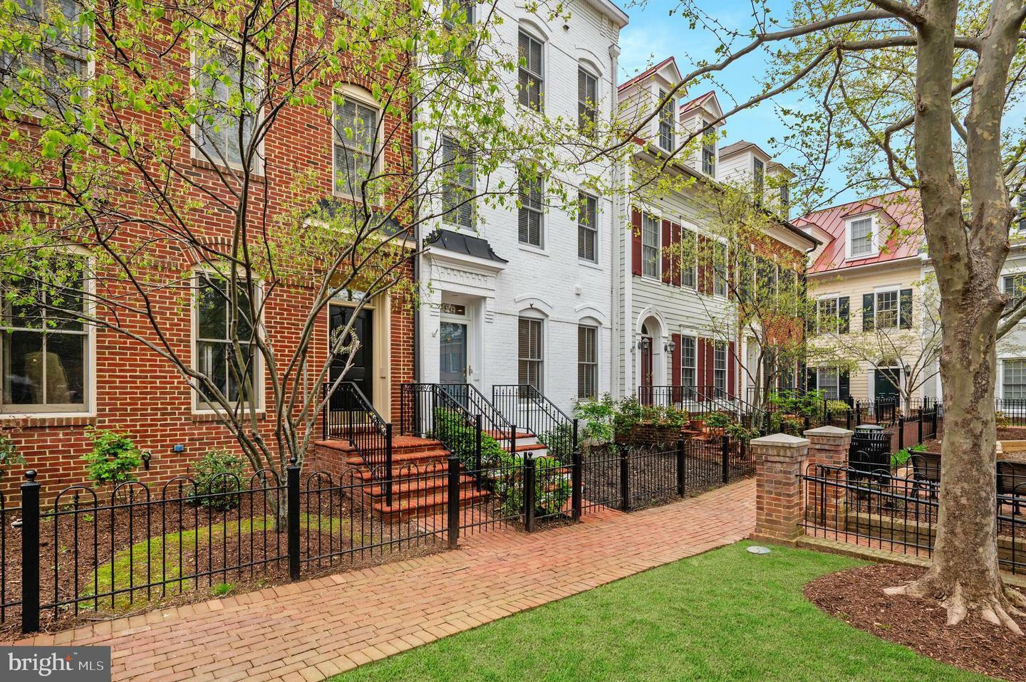 Property Photo: 420 Cook Street VA 22314