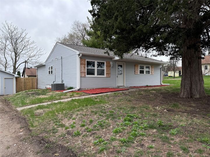 Property Photo:  1402 E Marion Street  IA 50138 