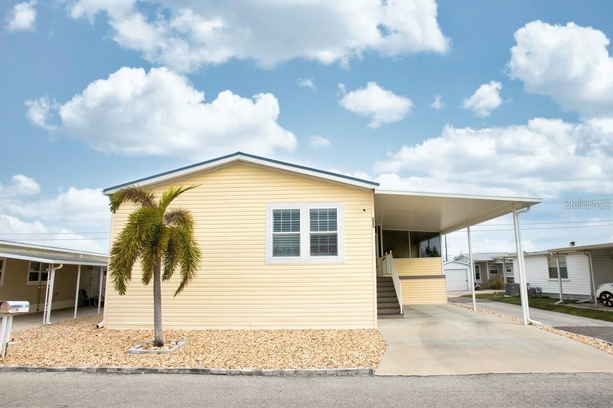 Property Photo: 2840 Trinidad Way FL 34221