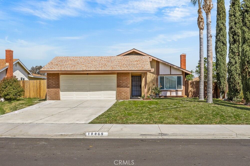 Property Photo: 10069 Hershey Way CA 92503