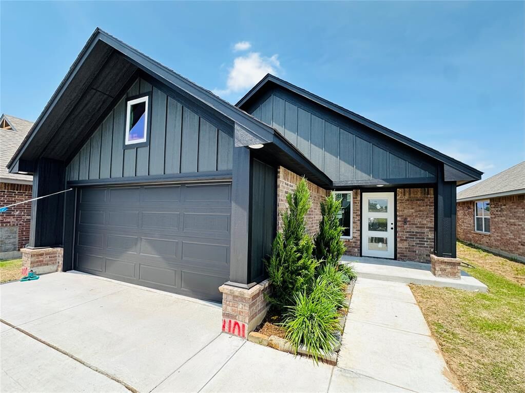 Property Photo:  1101 SW 139th Street  OK 73170 