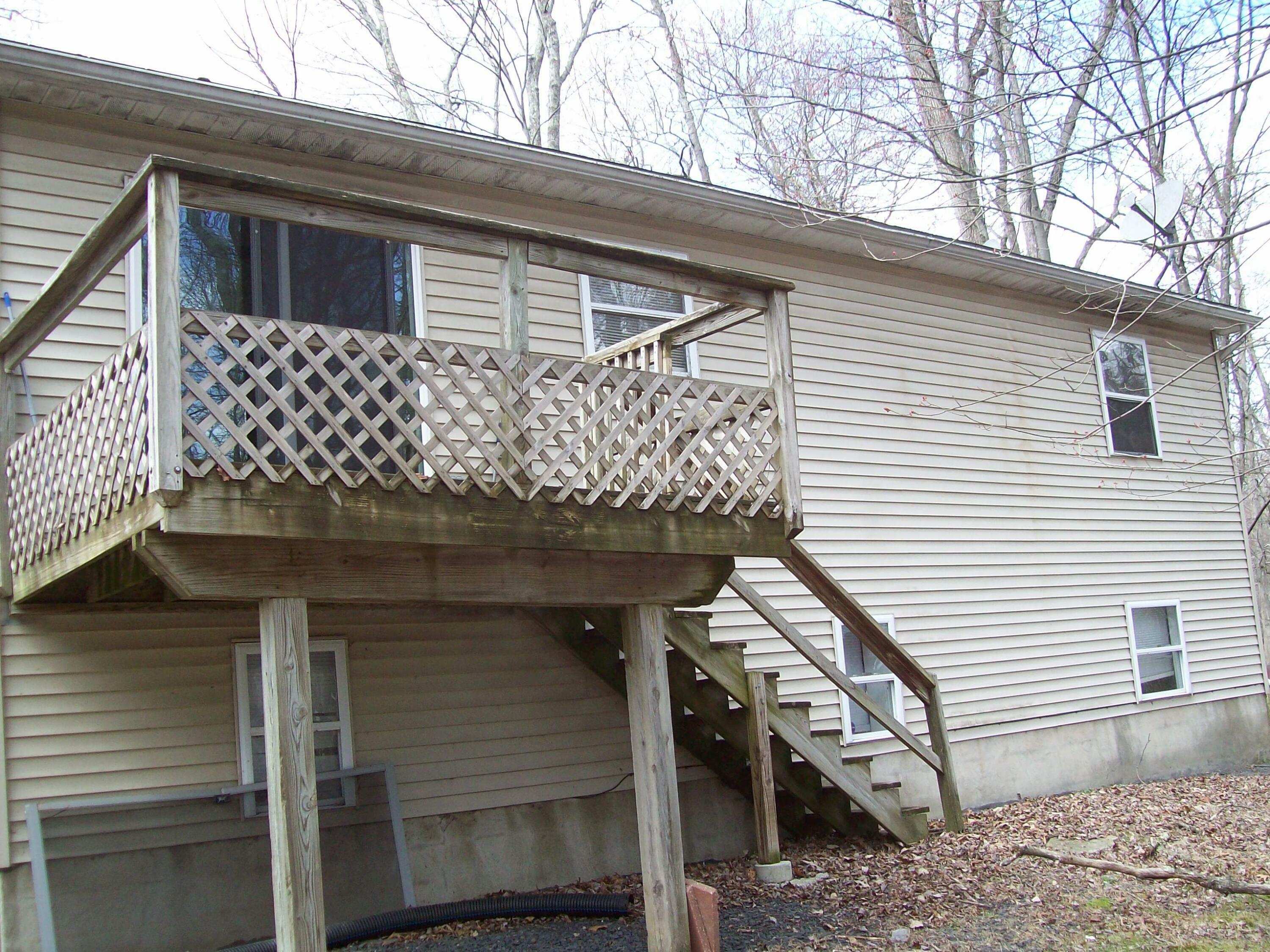 Property Photo: 1166 Hunters Woods Dr Drive PA 18301