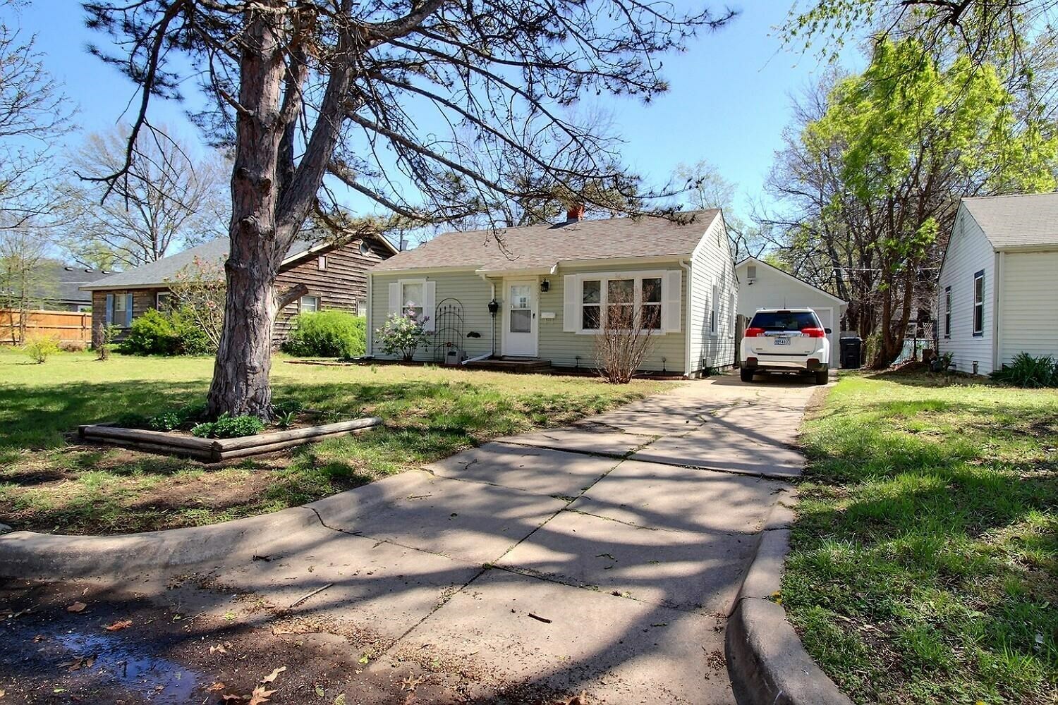Property Photo: 1521 W 19th St N KS 67203