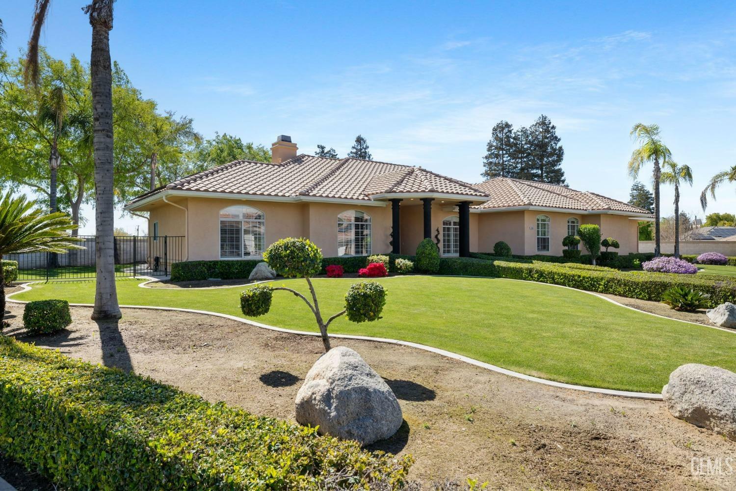Property Photo:  4906 Palisades Circle  CA 93308 