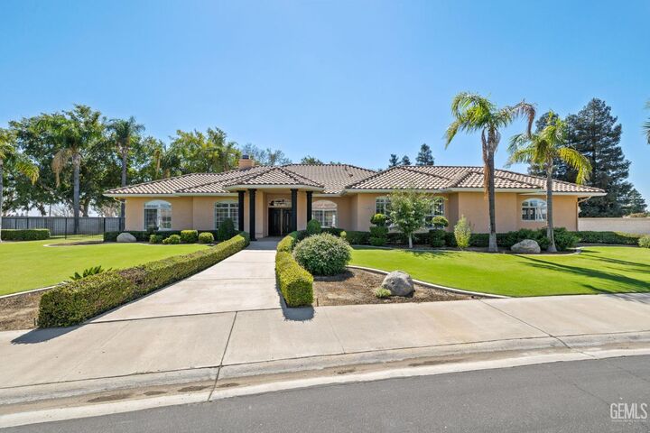 Property Photo: 4906 Palisades Circle CA 93308