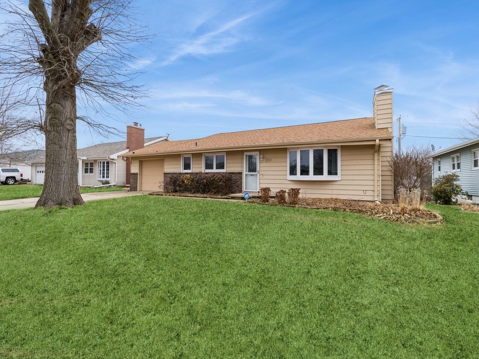 Property Photo: 2006 Catalina Place Place IA 50158