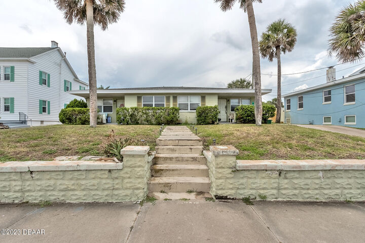 Property Photo:  927 N Grandview Avenue  FL 32118 
