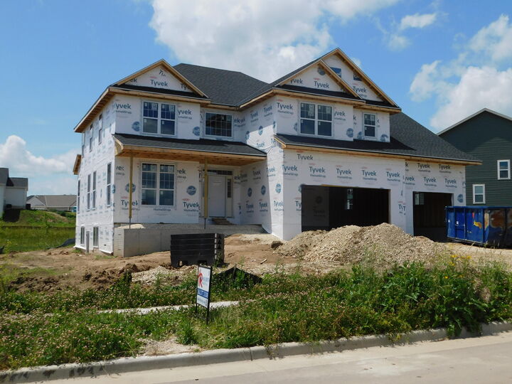 Property Photo:  711 Kohlwey Dr  WI 53024