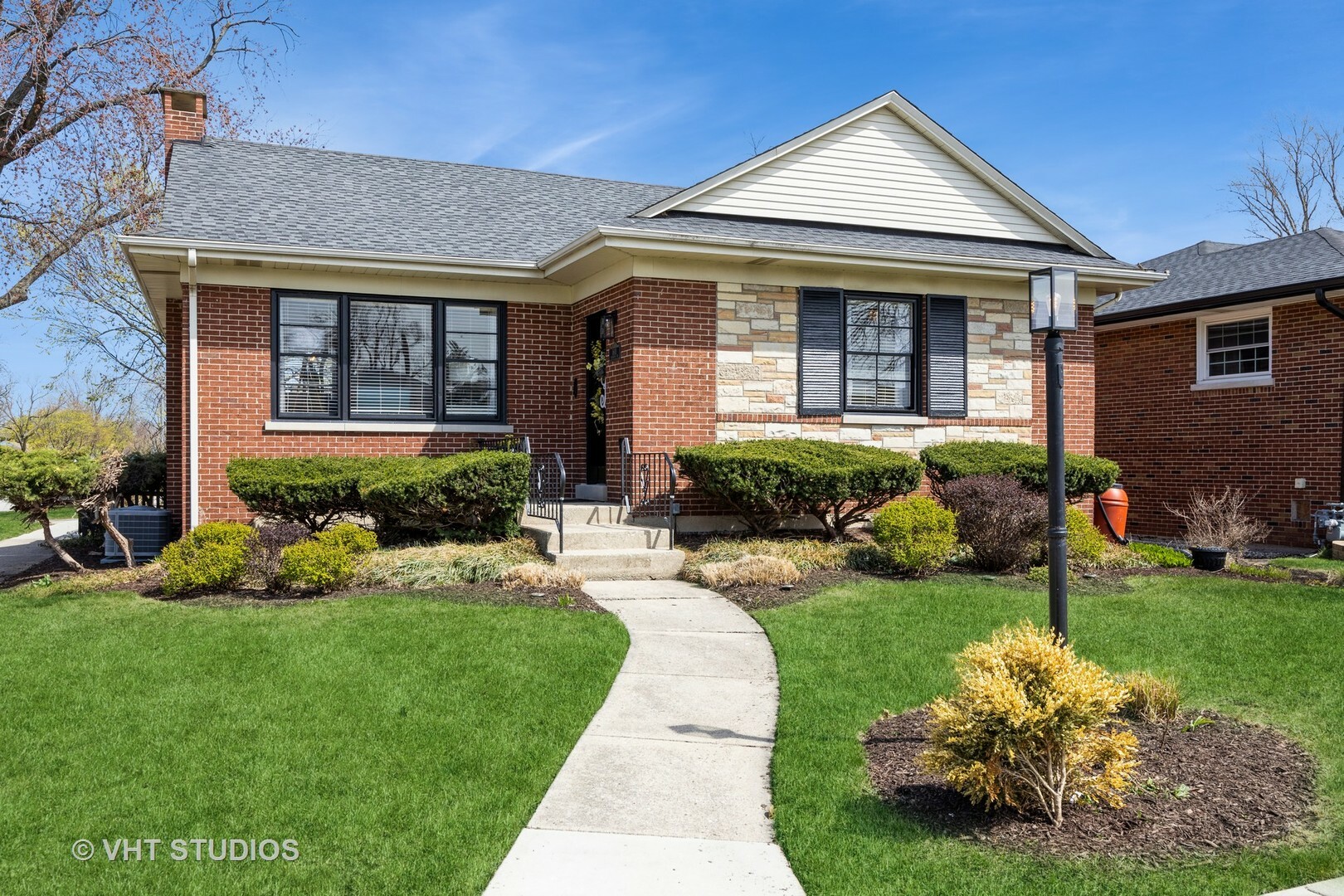 Property Photo: 1601 Kensington Avenue IL 60154