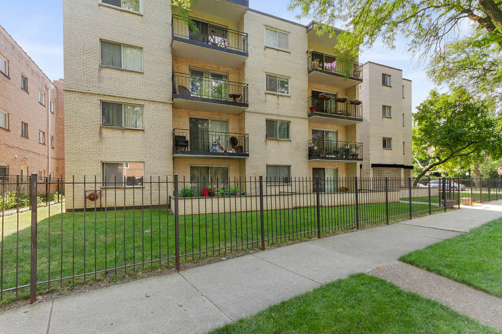 Property Photo: 7074 N Ridge Boulevard 2C IL 60645