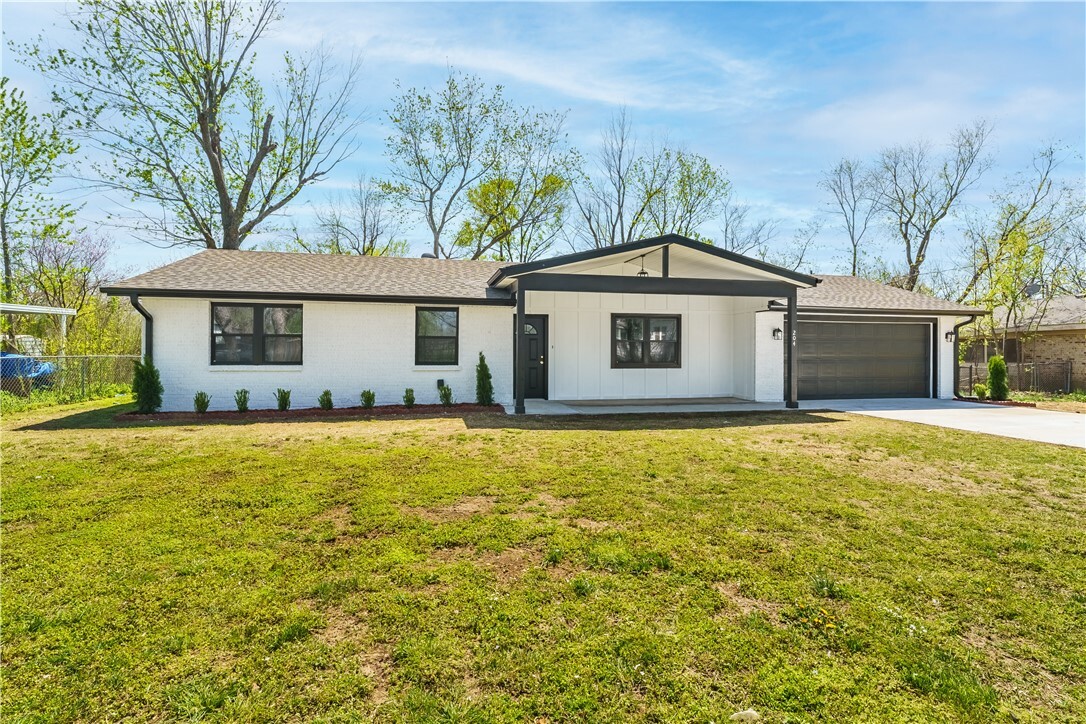 Property Photo: 204 E Pinion Street AR 72756