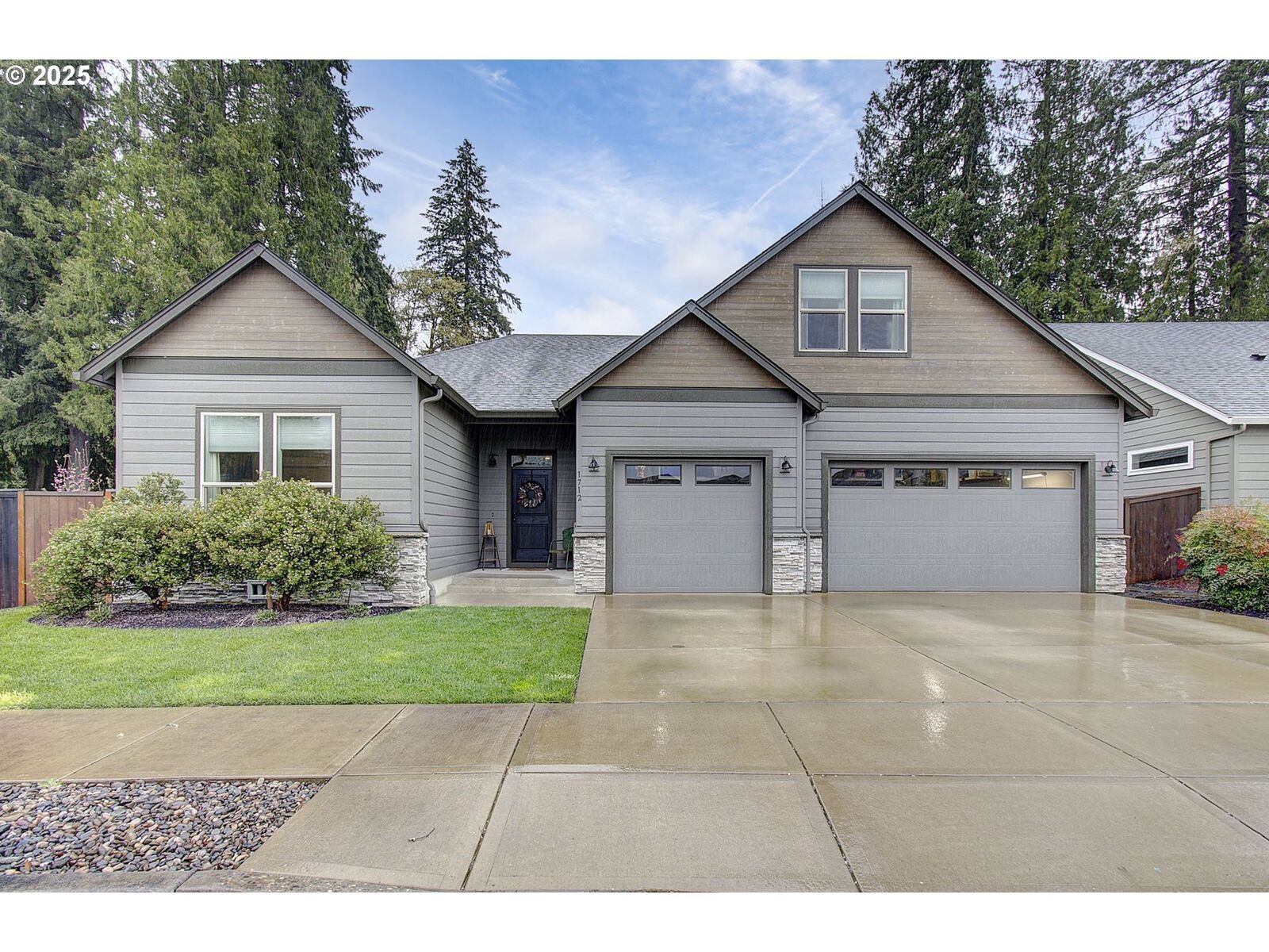 Property Photo:  1712 SE 40th St  WA 98606 