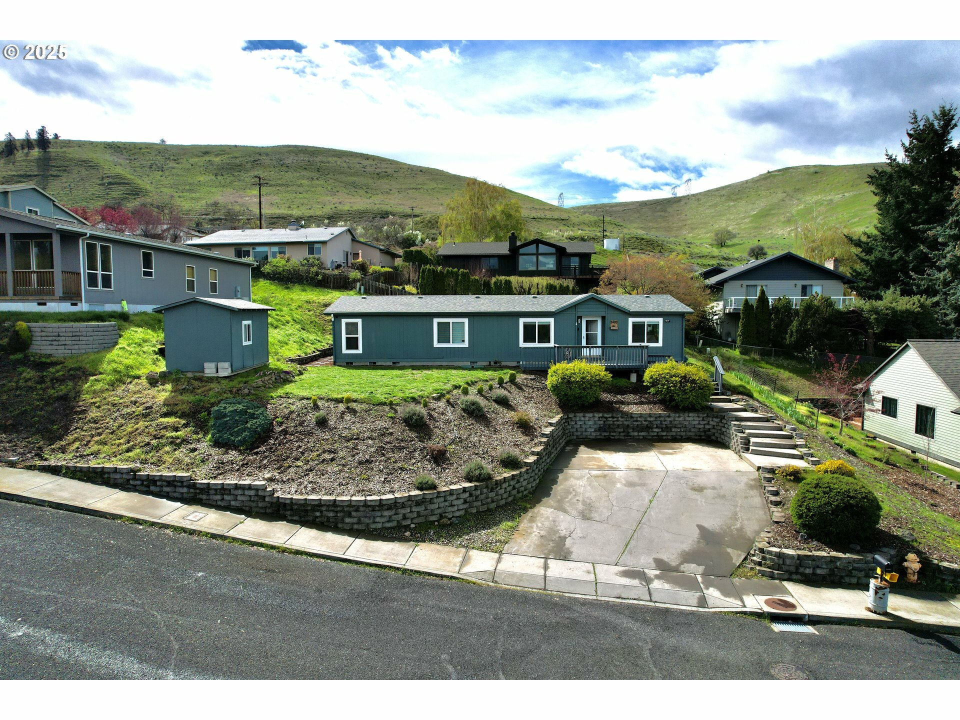 Property Photo: 2420 E 17th St OR 97058