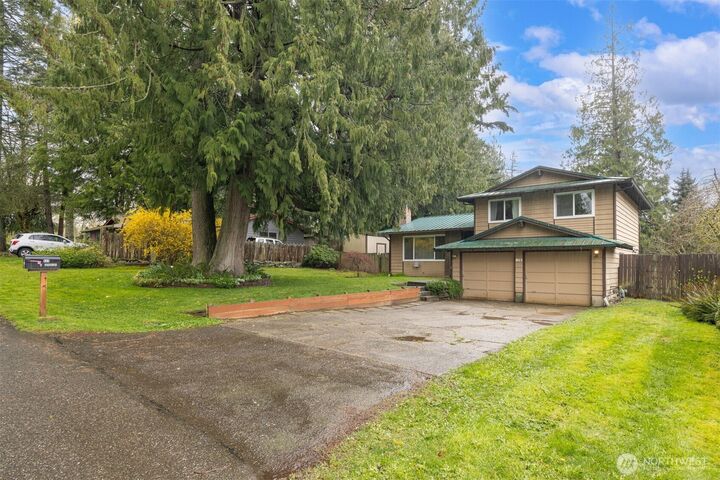 Property Photo:  843 E Douglas Avenue  WA 98229 