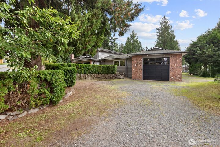 Property Photo:  2020  Oak Road  WA 98087 