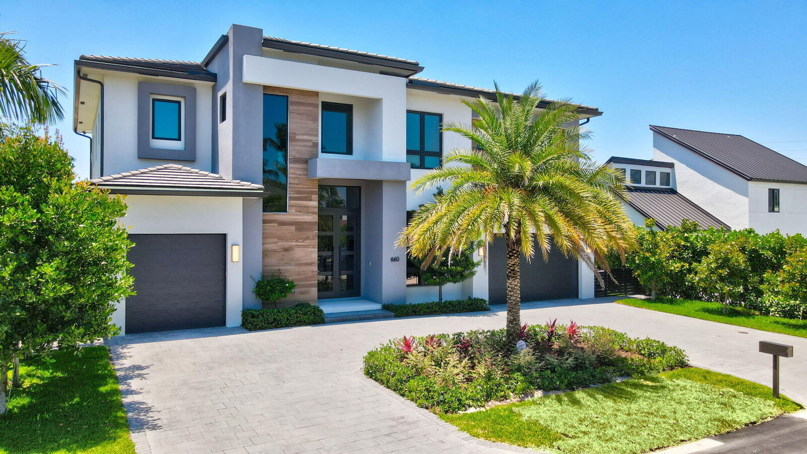 Property Photo: 660 NE 29th Place FL 33431