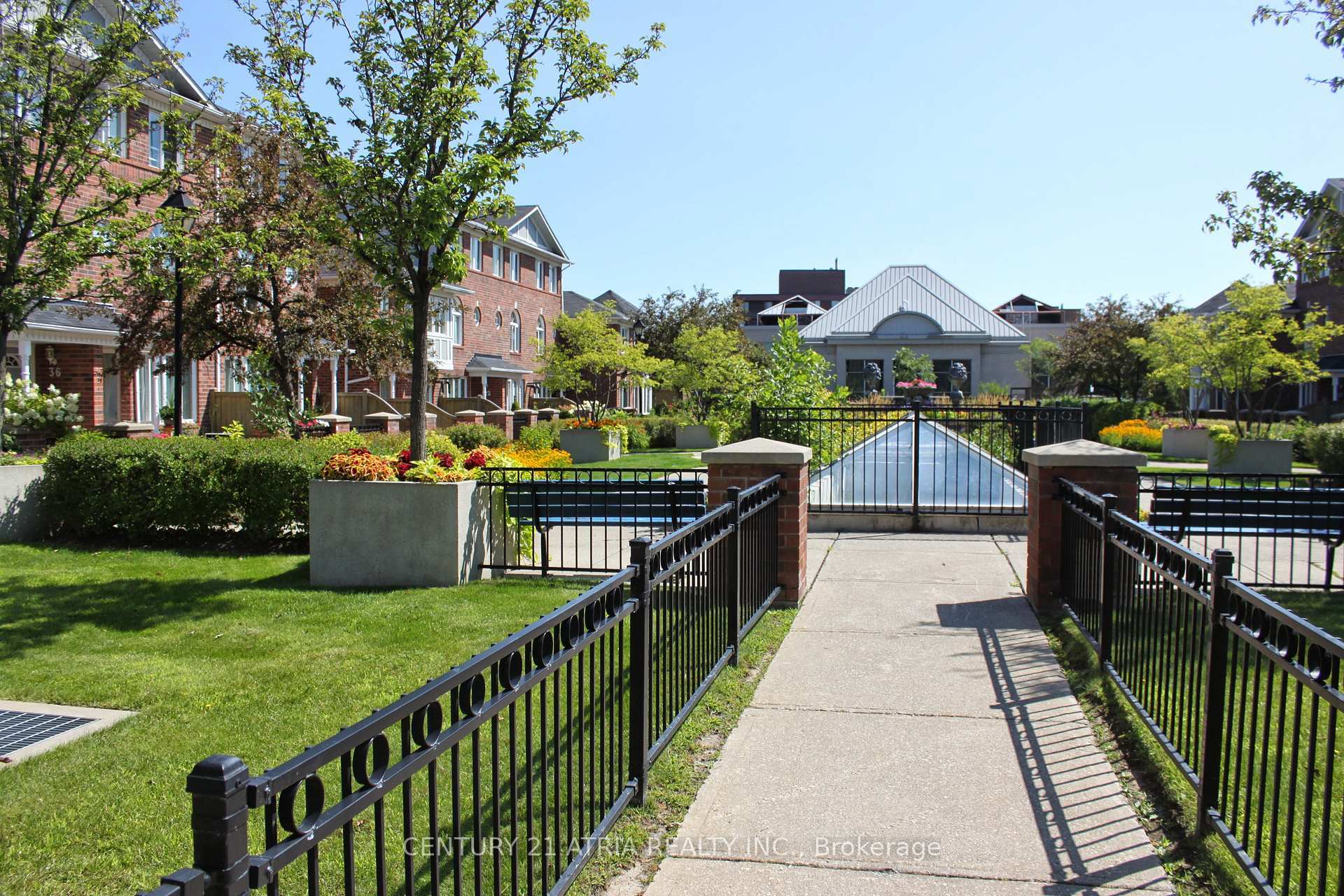 Photo de la propriété: 18 Clark Avenue W 54 ON L4J 8H1