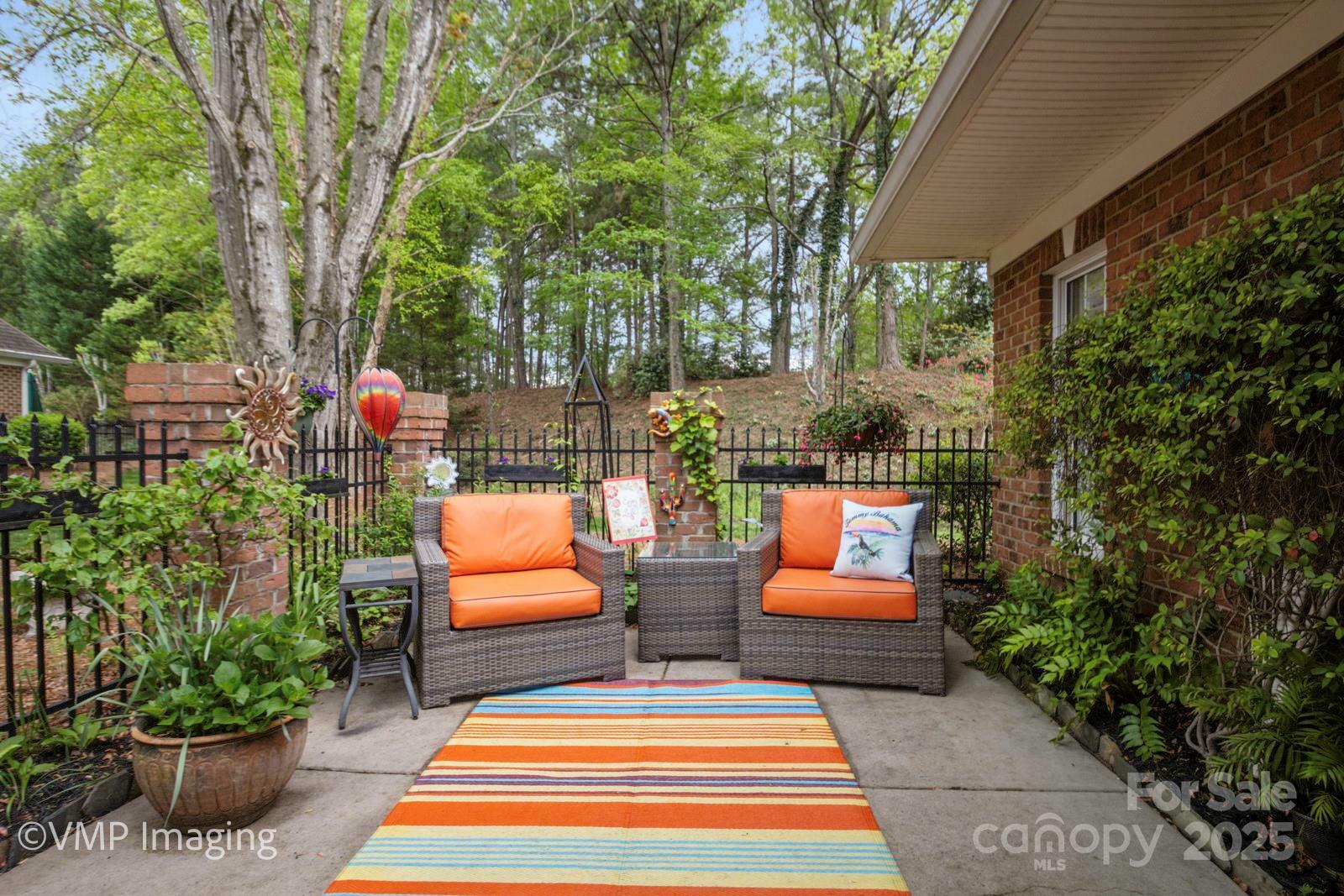 Property Photo: 7444 Hurstbourne Green Drive NC 28277