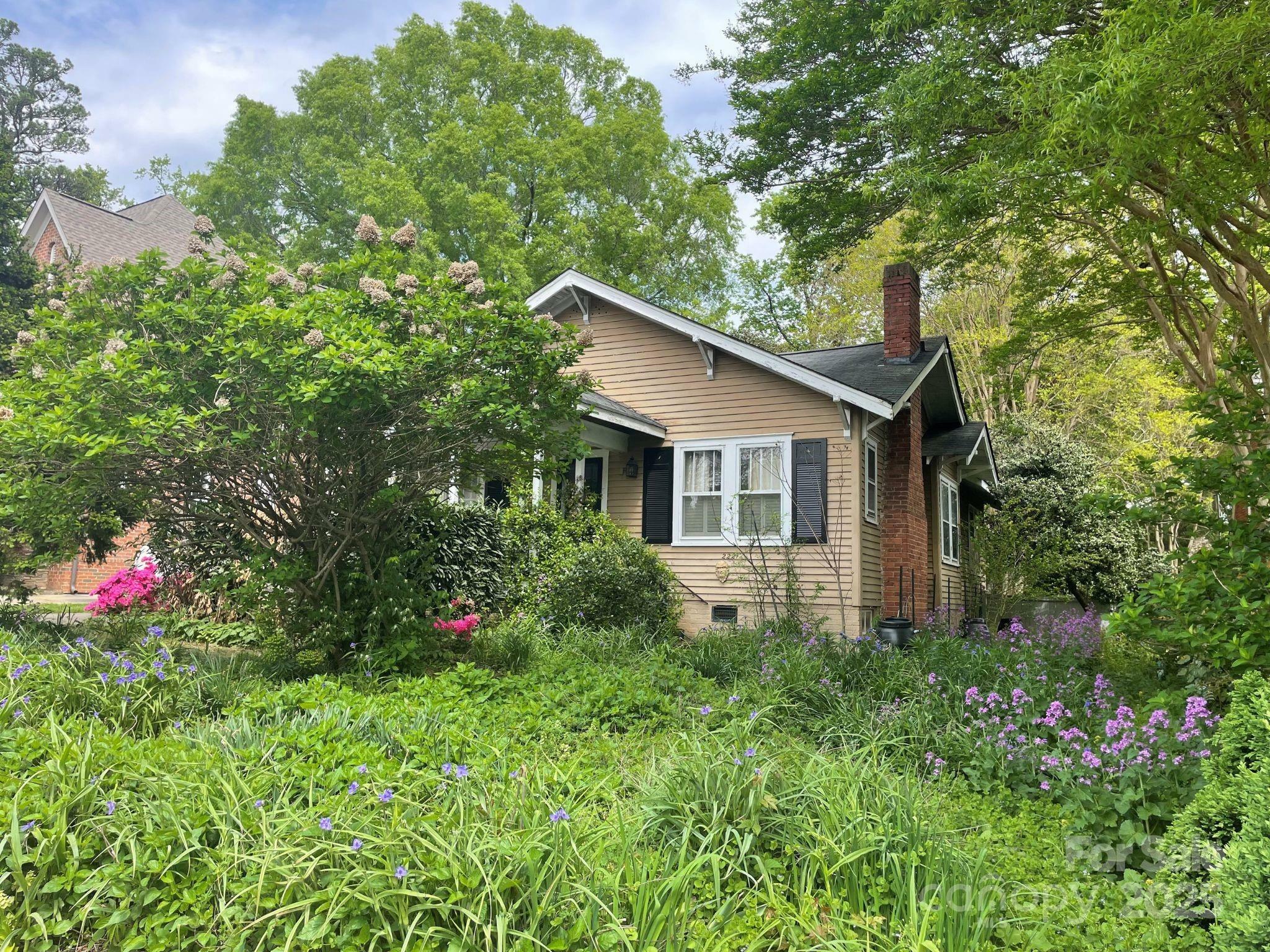 Property Photo: 2221 Westminster Place NC 28207