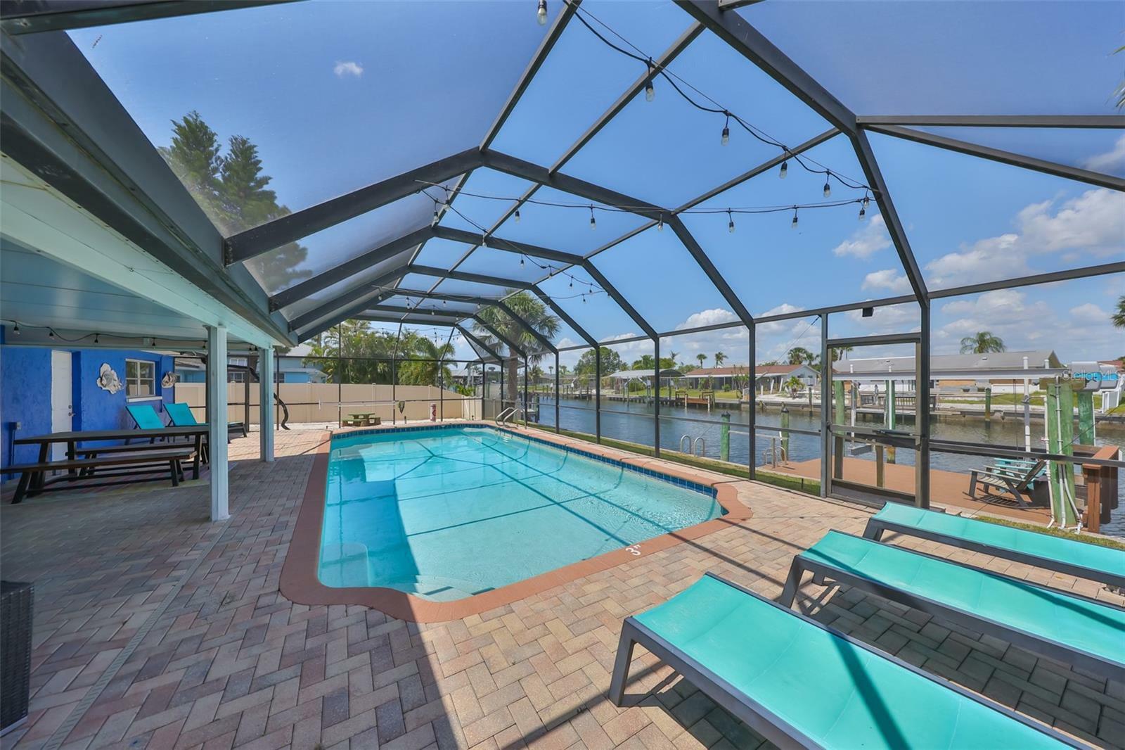 Property Photo: 1011 Spindle Palm Way FL 33572