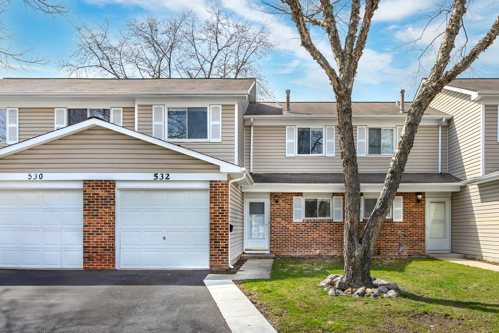 Property Photo: 532 Alton Court IL 60188