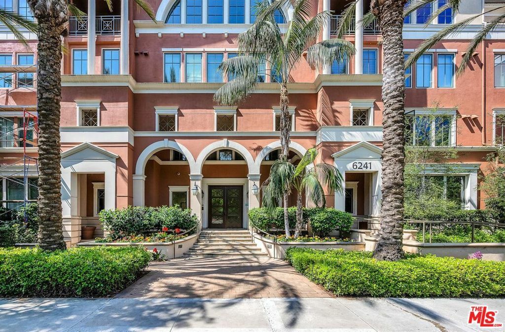 Property Photo: 6241 Crescent Parkway 407 CA 90094