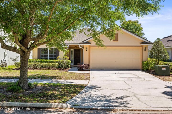 Property Photo: 631 Sunny Stroll Drive FL 32068