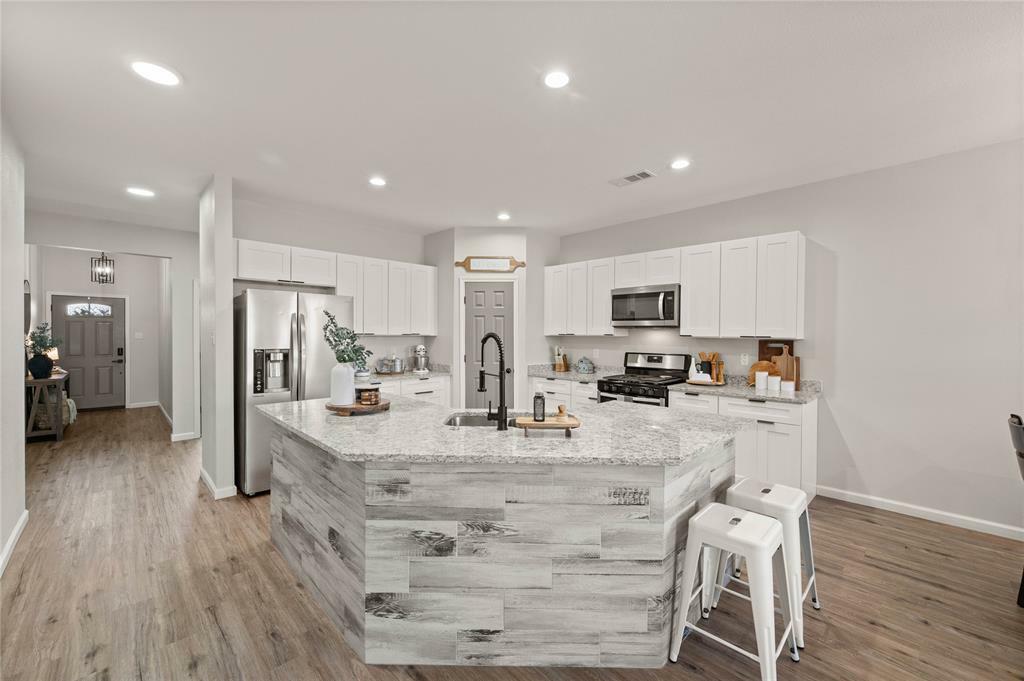 Property Photo:  213 Bower Ridge Drive  TX 76108 