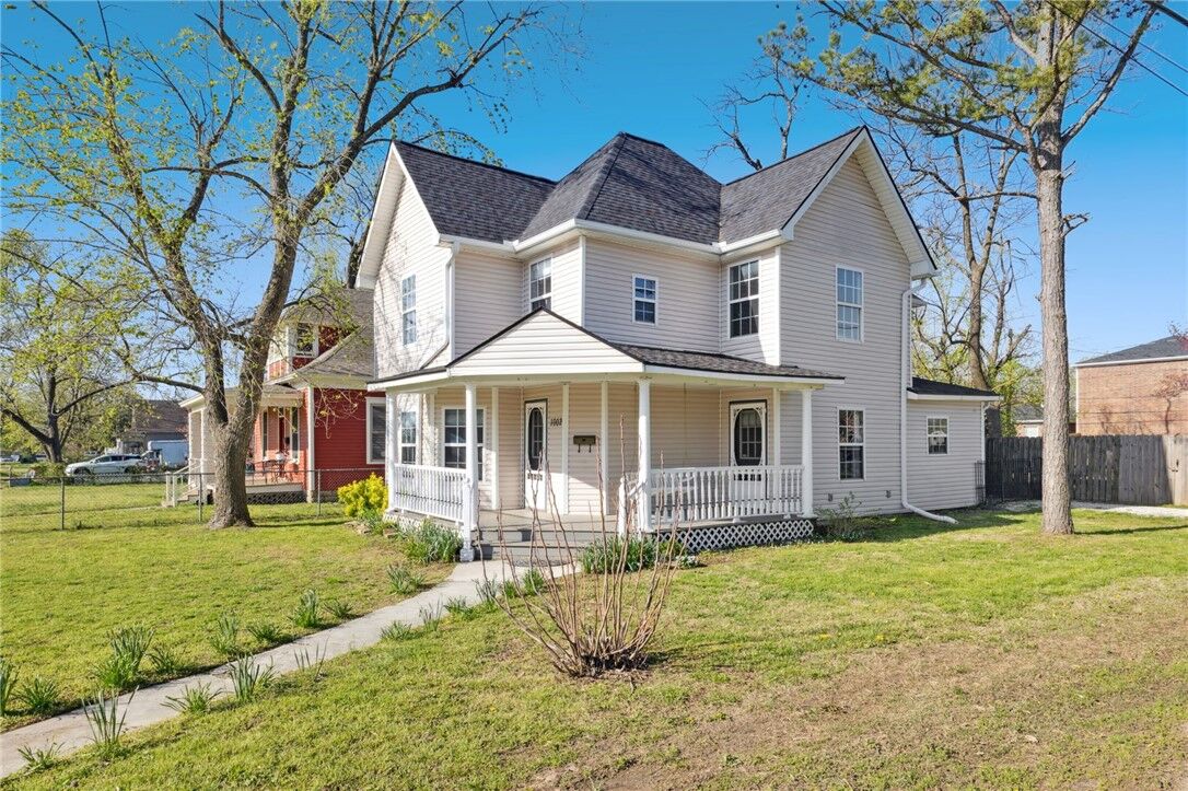 Property Photo: 1002 S Arkansas Street AR 72756